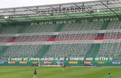 Dieses Spruchband hängten die Rapid-Fans im Allianz Stadion vor dem Heimspiel gegen den TSV Hartberg auf und sorgten so für einen Sexismus-Skandal in der österreichischen Bundesliga. gepa
