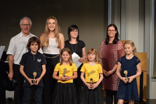 Direktor Ingold Breuss und Bürgermeisterin Katharina Wöß-Krall mit dem Ensemble „4 happy recorders“. Musikschule Rankweil-Vorderland
