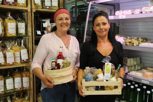 Doris Mangeng und Simone Haug stehen voll hinter der Geschäftsidee und den Klein­verkaufsflächen.  STR