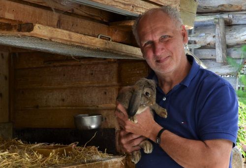 Edi Meyer hat für die jungen Gäste einen Streichelzoo eingerichtet. HRJ