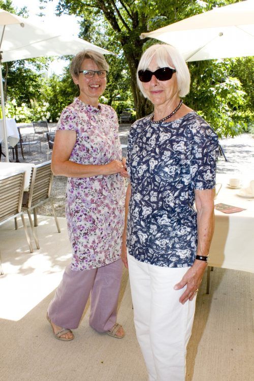 Edith Pichler (l.) und Brigitte Flinspach beim Nachmittagstee.