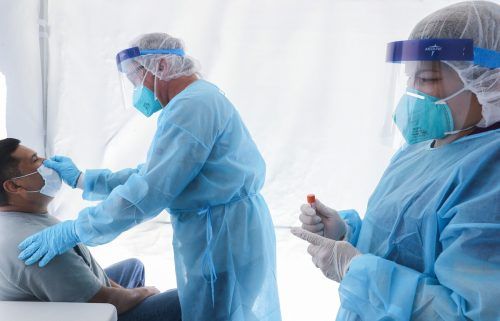 Ein Mann wird in Los Angeles auf das Coronavirus getestet.  AFP