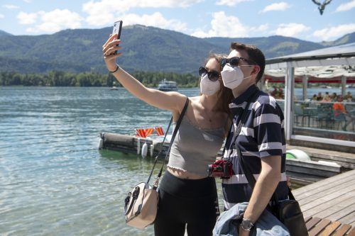 Ein Paar nutzt die Kulisse in St. Wolfgang für ein Selfie. Die idyllische 2900-Einwohner-Gemeinde steht bei Touristen hoch im Kurs. AP