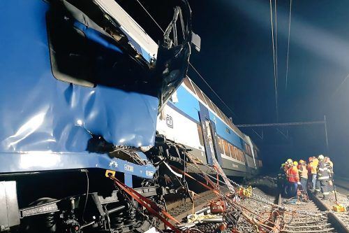 Ein Personenzug ist auf einen stehenden Postzug gekracht.  AFP