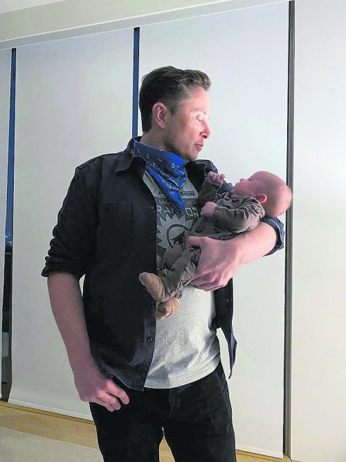 Elon Musk hält für ein Foto seinen Sohn im Arm.  Twitter