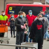 Ohne Maske und drinnen: Wo die Ansteckungsgefahr hoch ist. »A4