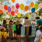 99 Luftballons als Protest gegen Ziffernnotenzwang an VS Lustenau-Kirchdorf. »A8