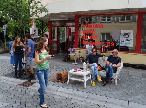 Gartenbänkle luden zum Verweilen in der Marktstraße ein.  the