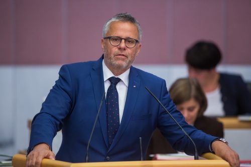 "Gerechtigkeit der SP heißt Steuererfindung", sagt VP-Klubchef Frühstück.
