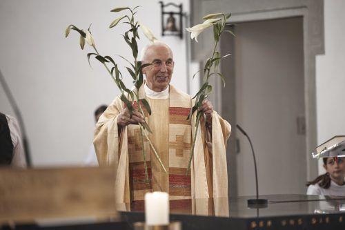 Glückwünsche und Blumen für den Jubilar Paul Burtscher.