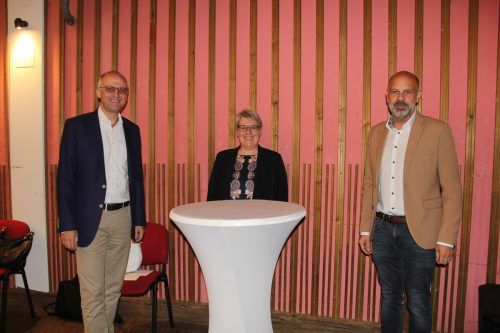 Gunter Voigt, Ingrid Muxel und Jürgen Kuster  präsentierten auf der Schrunser Kulturbühne die Erweiterungspläne.  str