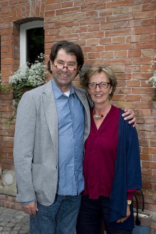 Harald Gfader und Gertrud bestaunten die Werke.