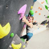 Hoch hinaus geht es in den Steinblock Boulderhallen Bouldern, das Klettern in Absprunghöhe ohne Seil über dicken Matten, hat sich zum beliebten Breitensport für Jung und Alt entwickelt. In der Steinblock Boulderhalle in Rankweil hat das Bouldern bereits Tradition – bald ist es auch in Dornbirn soweit. Im ehemaligen Hochregallager der Hämmerle-Textilwerke entsteht auf über 900 m2 eine Halle, in der Boulderfreunde sich ausleben können. Noch diesen Sommer soll die Steinblock-Halle fertig werden.