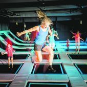 Hüpfen vor freude im trampolinpark in rorschach Auspowern bis zum Umfallen! Egal ob jung oder alt, im Trampolinpark Rorschach kommt jeder ab sechs Jahren auf seine Kosten. 250 Quadratmeter Trampolinfelder mit Jump-Bag, 23 Einzelfeldern, Schräg-Trampoline und Tumbling-Lane warten auf hüpffreudige Besucher. Unerschrockene Gleichgewichtskünstler wagen sich in den Parkour-Bereich. Spaß pur für Klein und Groß bietet eine Fahrt mit den Bumber-Cars. Eine Reservierung wird empfohlen.