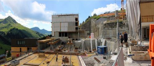 In diese riesige Baugrube stellen die Handwerker bis zum Beginn der Wintersaison das Haus C des neuen Hotels „Alpenstern“. stp