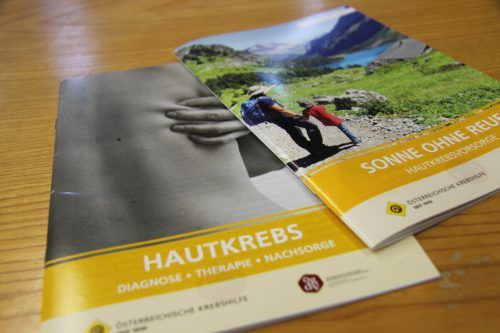 Informationsbroschüren klären über das richtige Sonnenbaden auf. vn