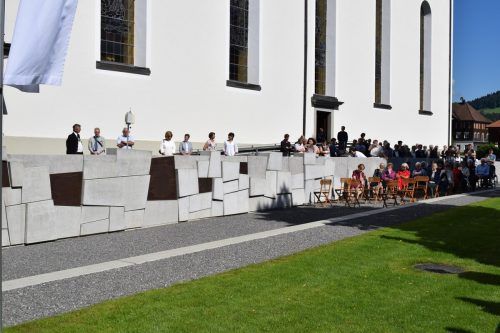 Interessierte Hittisauer Bürgerinnen und Bürger sowie Fahnenabordnungen nahmen an der Einweihung teil.  me