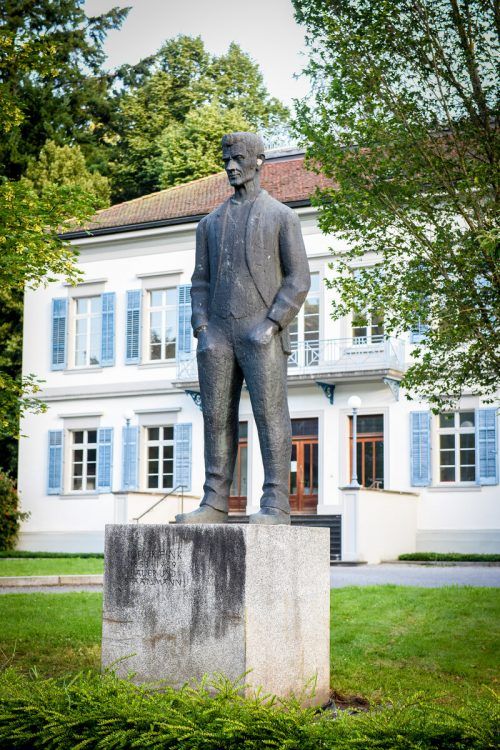 Jodok Fink Statue vor dem Palais Thurn und Taxis. U. Mittelberger