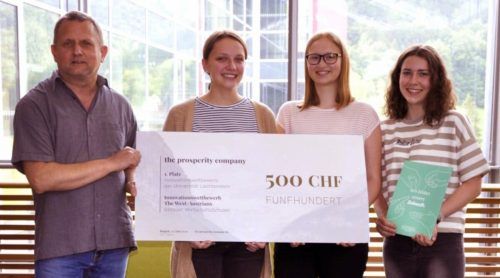 Klassenvorstand Josef Anton Meusburger ist stolz auf sein Drei-Mäderl-Haus der II. HAK: Veronika Dragaschnig, Ida Meusburger, Luisa Felder (v. l.).