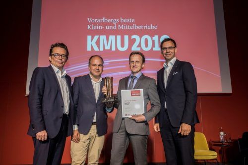 KMU-Unternehmer des Jahres 2019 Bruno Walter mit den Gratulanten. VN