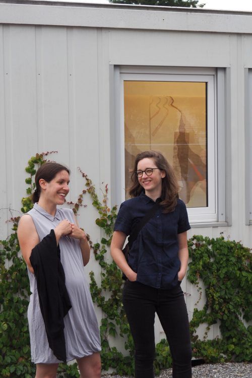 Künstlerinnen Christine Katscher und Ronja Svaneborg vor dem Kunstcontainer in Altach.  R. Adlassnig