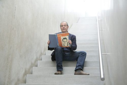 Kunsthistoriker Rudolf Sagmeister mit einem Katalogbuch über Edmund Kalb.  VN/RP