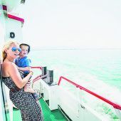 „Leinen los“ für eine Rundfahrt durch die Bregenzer bucht Der perfekte Familienausflug für die Sommerferien: Eine Rundfahrt mit den Vorarlberg Lines in der Bregenzer Bucht präsentiert den See und das Ufer von ihrer schönsten Seite. Während der Fahrt gibt es vom Kapitän über Bordlautsprecher umfangreiche Informationen über die Bodensee-Uferlandschaft. Bis 6. September 2020 starten die Rundfahrten täglich. Alle Informationen zu den Terminen gibt es unter www.vorarlberg-lines.at.