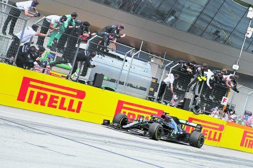 Lewis Hamilton war bei zweiten Spielberg-Rennen wieder ganz der Alte und gewann 13 Sekunden vor Mercedes-Teamkollege Valtteri Bottas. apa
