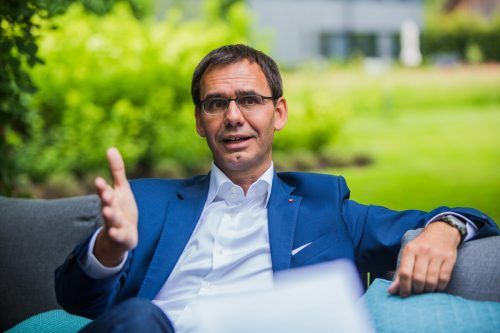 LH Wallner stellte sich im VN-Sommergespräch aktuellen Fragen.  VN/Steurer