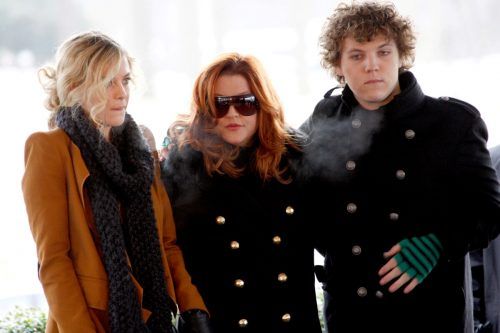 Lisa Marie Presley (Mitte) mit ihren Kindern Riley and Benjamin Keough im Jahr 2010 bei der Feier zu Elvis Presleys 75. Geburtstag.  RTS