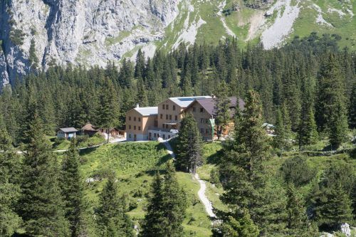 Lukas Rinnhofer führt uns auf die Lindauer Hütte an der Sulzfluh, welche die Grenze zur Schweiz bildet.  Rinnhofer