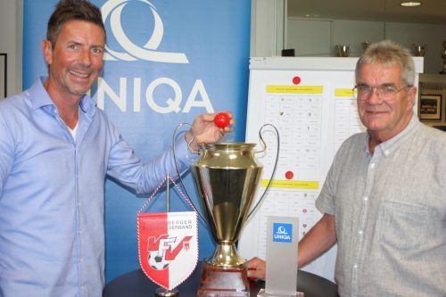 Marketingleiter Alexander Lau (links) von VFV-Cup-Hauptsponsor Uniqa nahm im Beisein von Peter Schneider die Auslosung der ersten Runden vor. Knobel