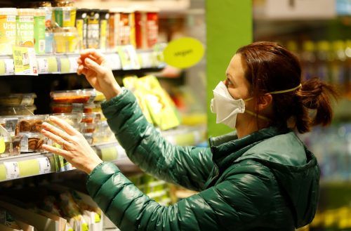 Maske im Supermarkt? Die ÖAK hält eine Pflicht für sinnvoll. Eine freiwillige Lösung habe sich nicht bewährt. reuters