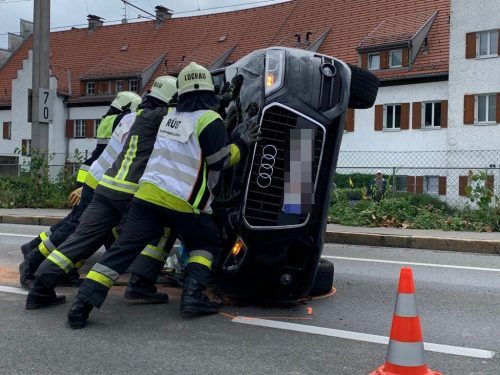 Mit vereinten Kräften stellten Mitglieder der Feuerwehr Lochau den verunfallten Pkw wieder auf seine vier Räder.  VOL.at/Pletsch
