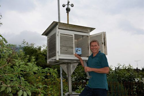 Mitten im Garten der Familie Wirth steht eine Wetterstation. Hermann Wirth macht täglich Aufzeichnungen über das Wetter. eh