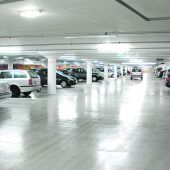 Leere Stadtgarage, dunkles Kulturhaus