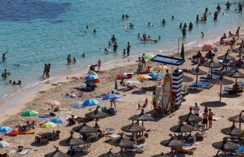 Nach dem Sonnenbaden auf die Partymeile – Touristen auf Mallorca feierten am Wochenende, als gäbe es kein Coronavirus. reuters