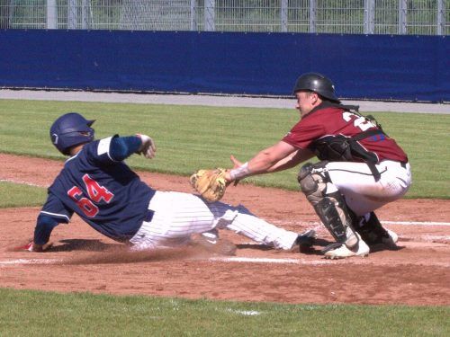 Nach der langen Pause gaben die Dornbirner Baseballer (in blau) gegen die Lokalrivalen aus Feldkirch alles.