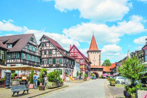 Neben der Natur gibt es im Schwarzwald viele schöne Örtchen wie Gengenbach zu entdecken. Shutterstock/Sina Ettmer