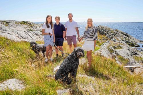 Norwegens Kronprinz Haakon urlaubt diesen Sommer mit seiner Familie auf der Insel Dvergsøya im Fjord von Kristiansand.