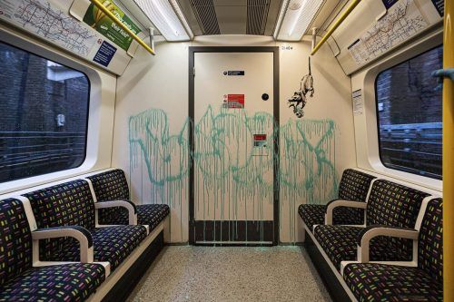 Nur kurz zu sehen: Banksy-Ratten, die in der U-Bahn für das Maskentragen werben. AP