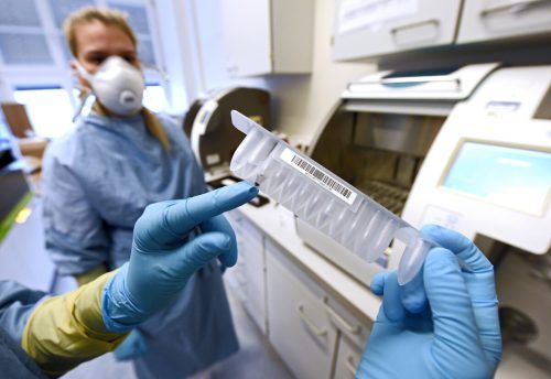 Österreichweit gibt es aktuell wieder über 1150 Corona-Infizierte. Bis Donnerstag wurden 706 Todesfälle gemeldet. APA