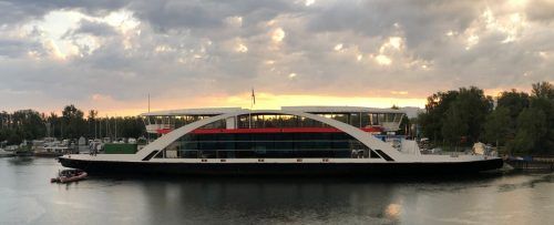 Problemlos wurde der „Rohbau“ im Fußacher Werfthafen vor einer stimmungsvollen Wolkenkulisse eingewassert . . . 