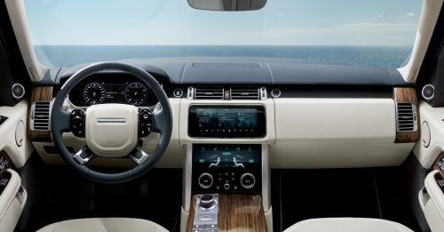 Rangie-Interieur: feine Einrichtung mit Holz, Leder und Echtmetall samt großzügigen Platzverhältnissen.