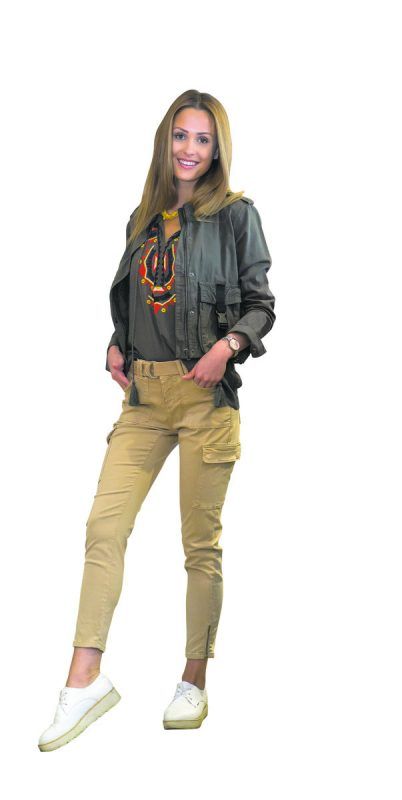 Rein ins Abenteuer
            Lisa aus Dalaas trägt ein Outfit von der Fussl Modestraße in Rankweil: Hose (55,99), Blazer (35,99), Shirt (29,99) und eine Kette (12,99).
              VN/Steurer
