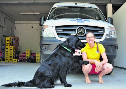 Retriever Mogli hat Carmen Meusburger zur Wasserrettung begleitet. HRJ