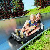 rodelspass und wanderfreuden in der genussregion laterns In Laterns findet man direkt an der Talstation der Sesselbahn die einzige klassische Sommerrodelbahn Vorarlbergs mit rasanten Steilwandkurven und lustigen Jumps. Mit der Vierer-Sesselbahn geht es in die Laternser Bergwelt, zur Falba Stuba und dem wunderbar gelegenen Abenteuerspielplatz „Tipiberg“ in unmittelbarer Nähe des Bergrestaurants. Er steht ganz unter dem Motto „Cowboys und Indianer“. (Sesselbahn in Betrieb von Freitag bis Sonntag)