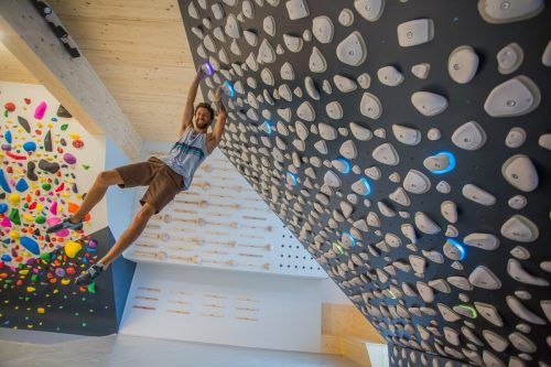 Samuel Mathis hängt sich an der verstellbaren Wand im wahrsten Sinne des Wortes hinein. Sie ist ein Herzstück der neuen Boulderhalle. vn/steurer