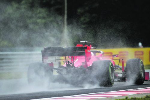 Sebastian Vettel zeigte in seinem Ferrari im Regen Qualität, notierte in Budapest am Nachmittag die schnellste Zeit. gepa