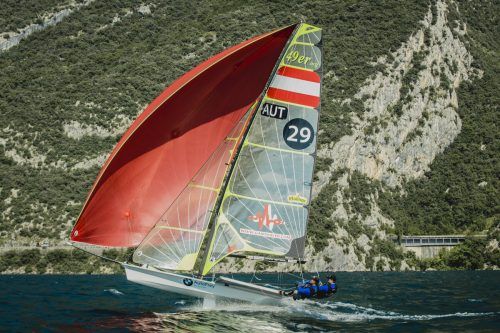 Sehr gute Verhältnisse finden Benjamin Bildstein und David Hussl im Segelrevier am Gardasee für das Techniktraining vor. OESV